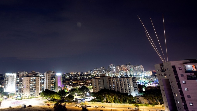 以色列迅即空袭加沙报复。路透社