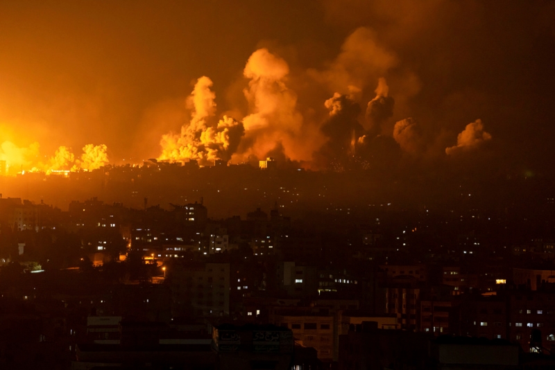以色列8日对加沙进行一连串空袭，报复哈马斯空前突袭后，当地四处冒出火光和浓烟。（美联社）