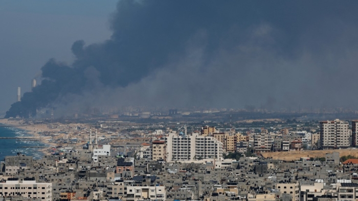 哈马斯当日向以色列发生突袭致多区冒烟