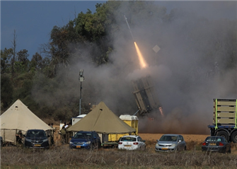 以色列“铁穹”防空系统拦截自加沙发射的火箭弹
