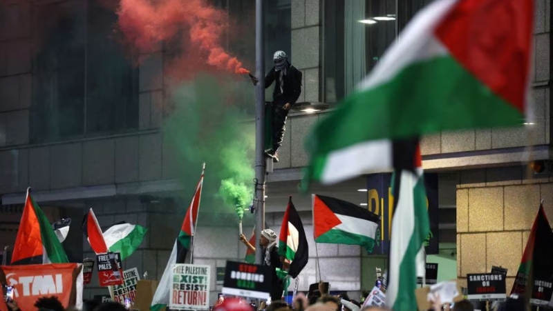亲巴勒斯坦示威者在英国伦敦以色列大使馆附近进行示威活动。 路透社