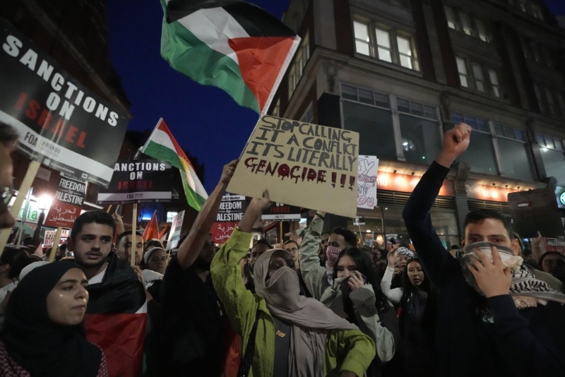 示威者在伦敦举行的亲巴勒斯坦示威中高喊。 AP