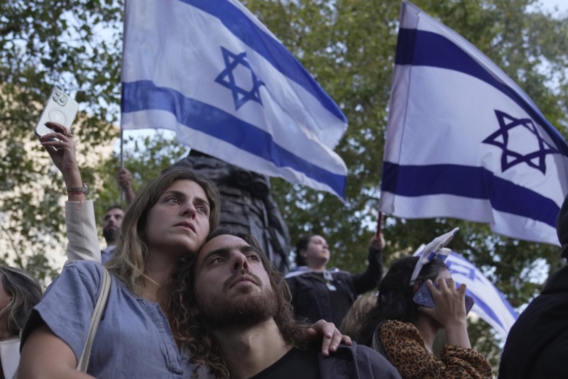 在伦敦，有民众为以色列举行「犹太社区守夜」活动。 AP