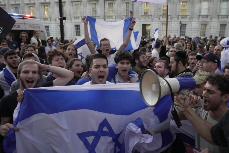 在伦敦，抗议者在为以色列举行的「犹太社区守夜活动」中高喊。 AP