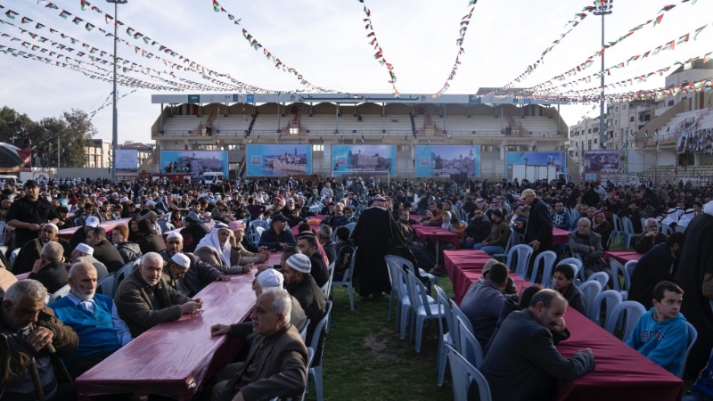 加沙的巴勒斯坦人在庆祝2023年圣城日的活动上，观看伊朗总统莱希预录讲话。 美联社