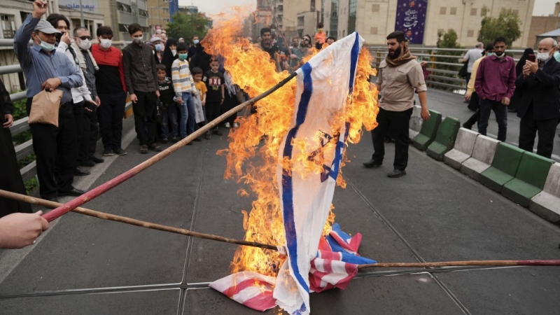 伊朗示威者烧以色列、英国和美国国旗。 美联社资料图