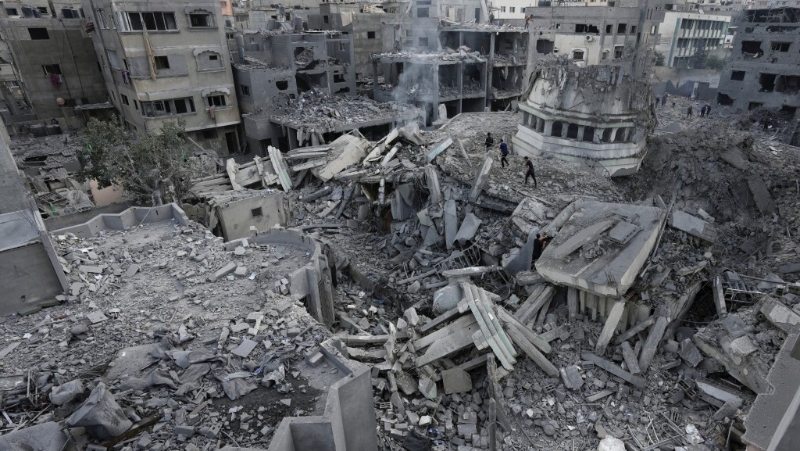 加沙沙提（Shati）难民营的亚辛清真寺被以色列空袭炸成废墟。 美联社
