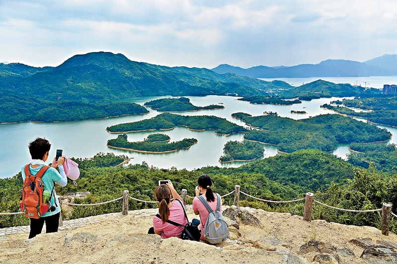 港府近年就绿色旅游作准备,分阶段完成行山径改善计划。 港府近年就绿色旅游作准备,分阶段完成行山径改善计划。