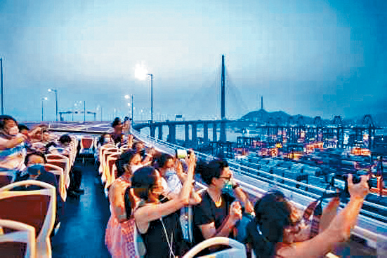 旅游业界指,虽然十一黄金周市道畅旺,但现时不少观光巴士路线“吃老本”,急需开拓新路线。 旅游业界指,虽然十一黄金周市道畅旺,但现时不少观光巴士路线“吃老本”,急需开拓新路线。