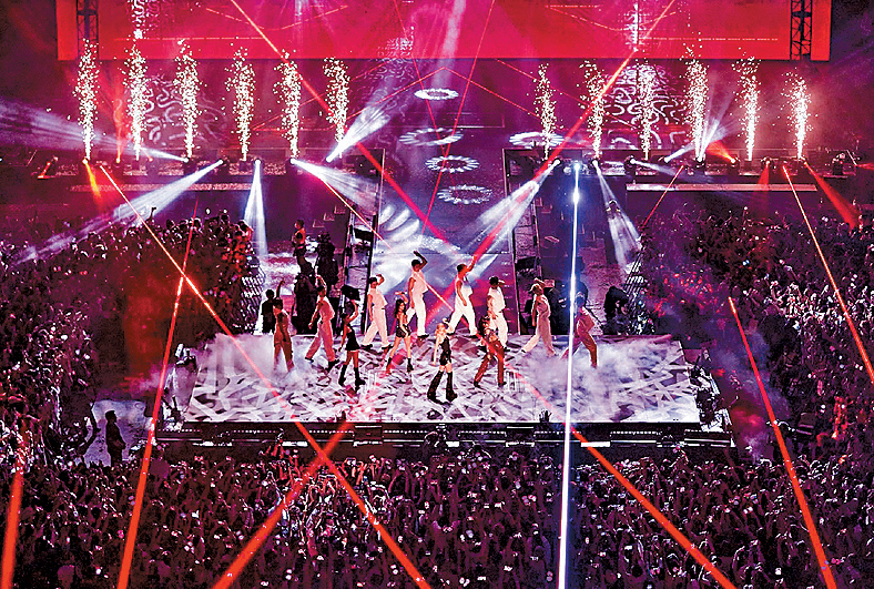 近年不少演唱会移师澳门举行。 近年不少演唱会移师澳门举行。