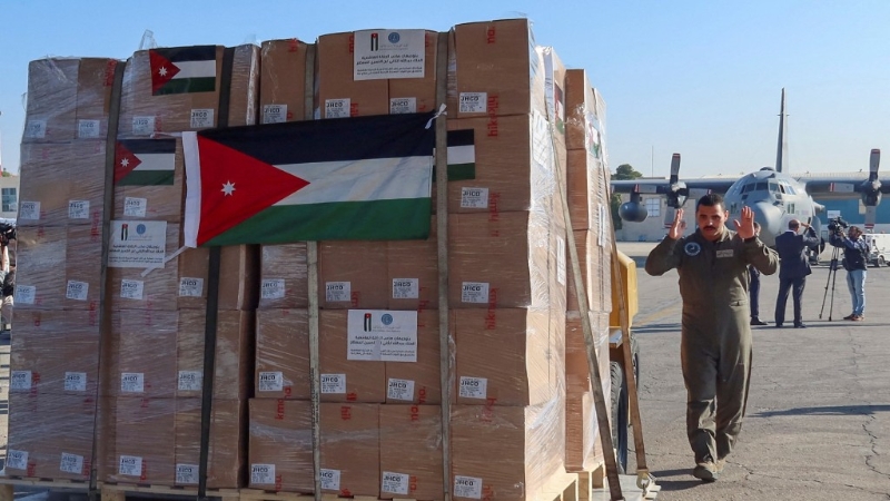 约旦哈希姆慈善组织的人道救援物资周四从安曼运往加沙。 路透社