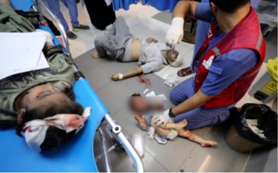 美联社发布照片称，“周三（11日），一名在以色列袭击中受伤的巴勒斯坦儿童在加沙市希法医院接受治疗”。《纽约邮报》也在报道使用了美联社发布的这一场景的照片。