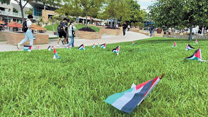 河滨加大校园草坪上神秘出现多面巴勒斯坦旗帜。KTLA