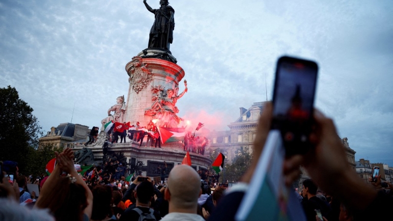 法国民众无视集会禁令，周四在巴黎共和广场挥舞巴勒斯坦旗。
