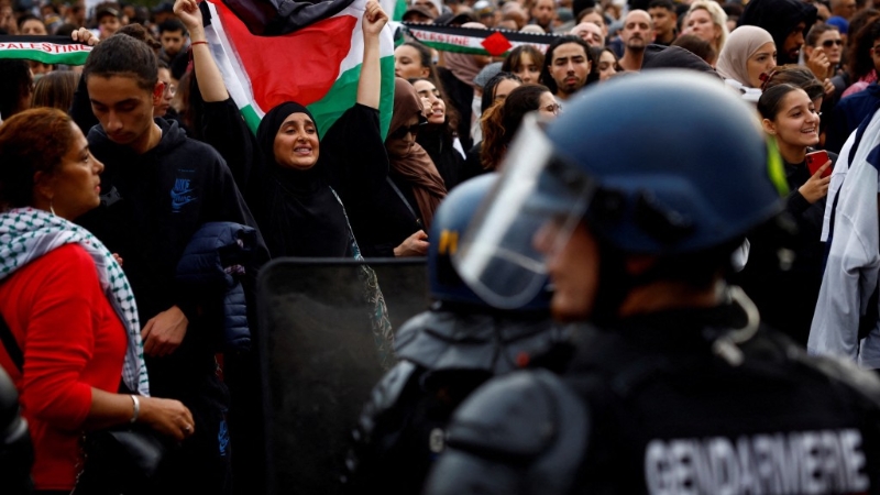 示威者周四在巴黎共和国广场挥舞巴勒斯坦旗。