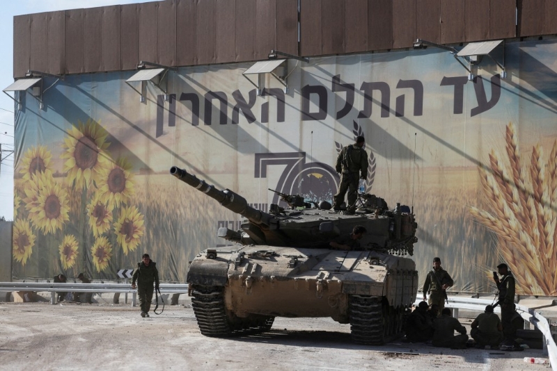 以军在加沙边境部署坦克