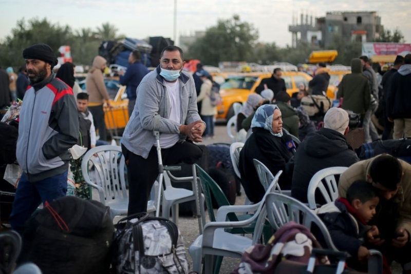 大批巴勒斯坦难民滞留在拉法口岸。 路透社