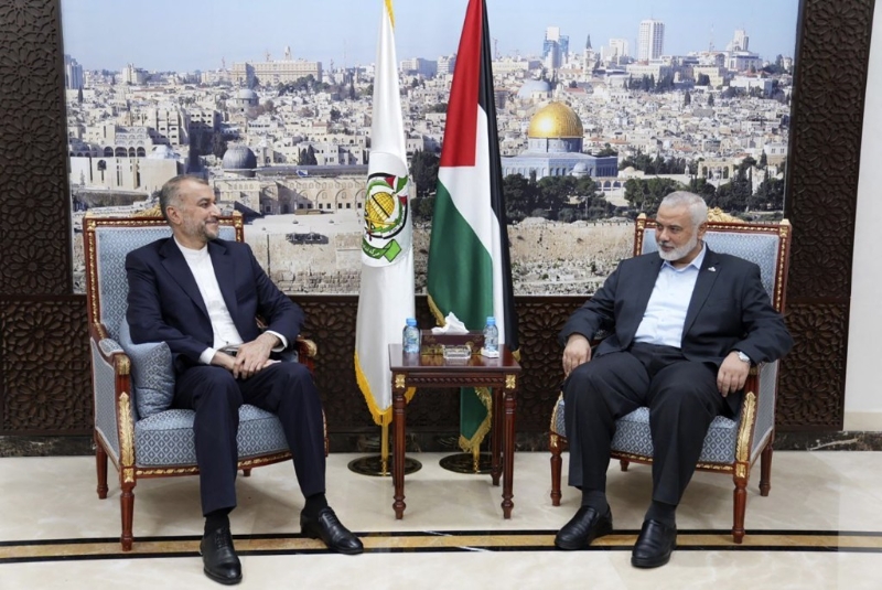 阿卜杜拉希扬（左）日前会晤哈马斯其中一名领袖。 美联社