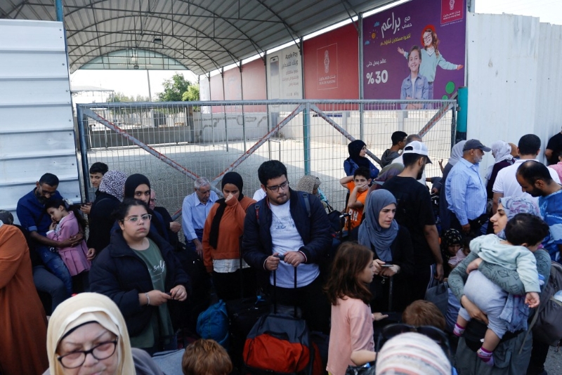 加沙数万人挤满接壤埃及边境的拉法口岸，希望离开。 路透社