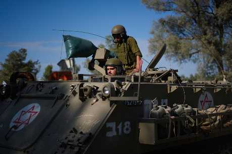 以色列士兵聚集在以国南部靠近加沙边境地区。 美联社