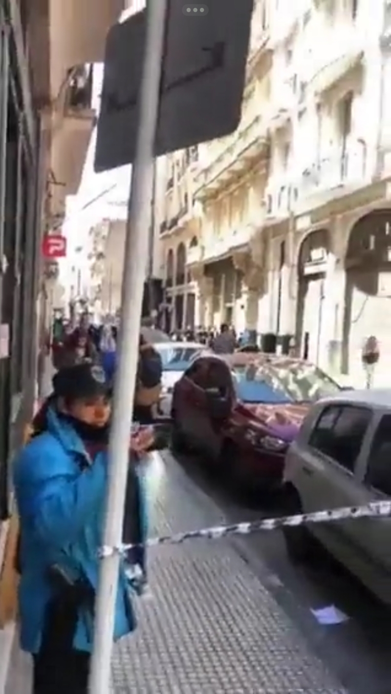 以色列驻阿根廷大使馆接炸弹恐吓后疏散人群。 X