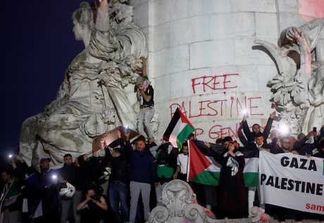 法国巴黎共和国广场周四有示威集会声援巴勒斯坦人。
