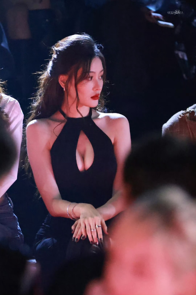 张天爱14日参加上海时装周,看秀时的状态被拍下,火辣身材令网友一时不知道该看哪 张天爱14日参加上海时装周,看秀时的状态被拍下,火辣身材令网友一时不知道该看哪