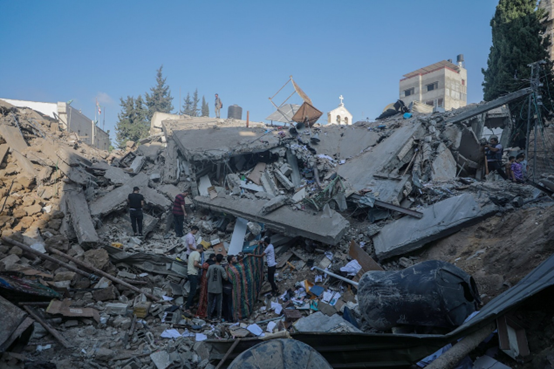 周五，圣波菲里乌斯希腊东正教教堂遭空袭后，人们正废墟中挖掘和救援