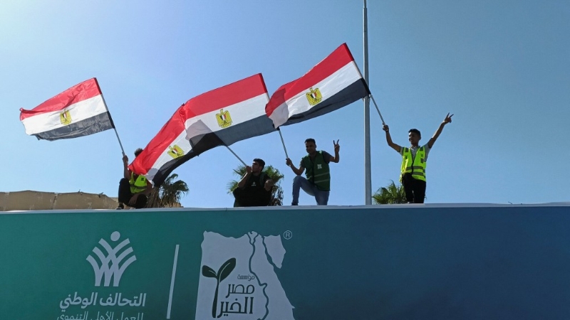 卡车上的埃及人挥舞国旗。
