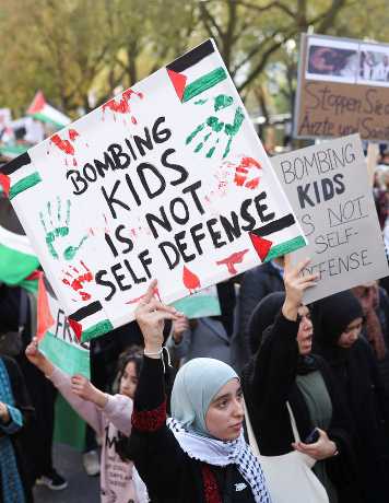 德国杜塞尔多夫周六有示威者在声援加沙巴人的示威中举起反以标语牌。 路透社