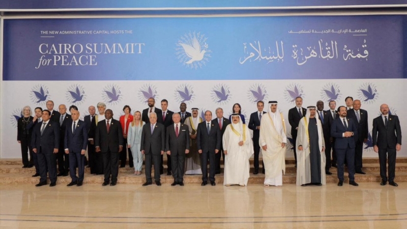 埃及总统塞西（前排左六）于10月21日开罗和平峰会举行之前与其他领导人合影。 路透社