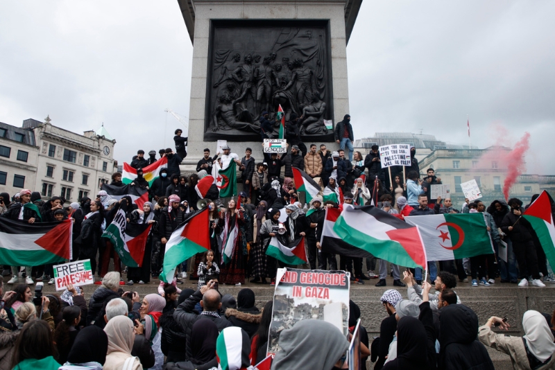 10万人在伦敦游行支持巴勒斯坦。 美联社