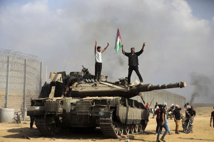 一辆以色列坦克在加沙南部被摧毁，巴人挥动旗帜庆祝