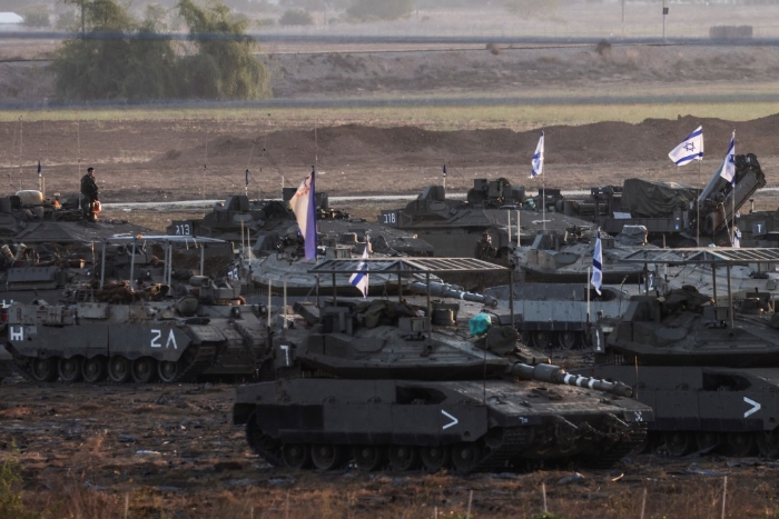 以色列大批坦克及军车集结在加沙边境，料即将采取地面攻势。