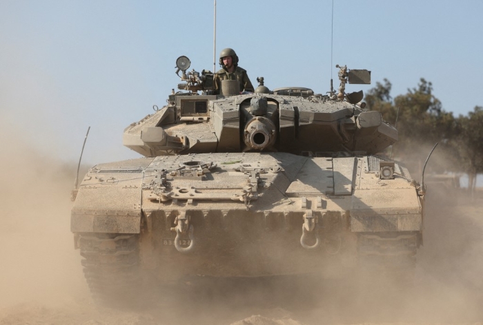 以色列坦克在加沙边境附近演习，地面入侵蓄势待发。