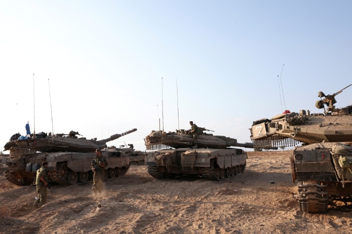 以色列坦克在加沙边境附近演习。