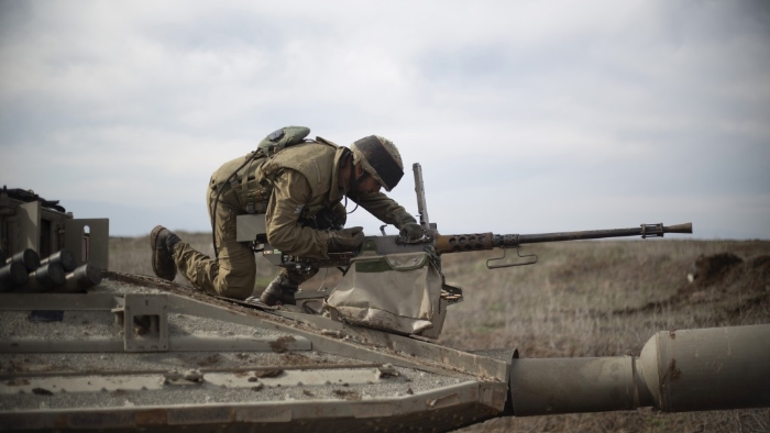 以色列士兵检查梅卡瓦 Mark 4 坦克的火炮。
