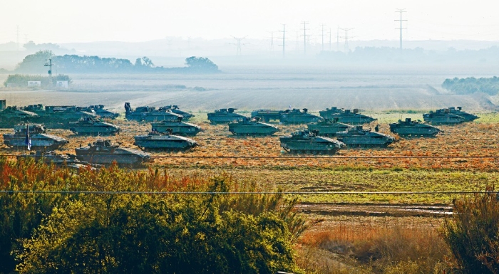 大批以色列坦克和战车昨天在南部接壤加沙地带的边境集结。