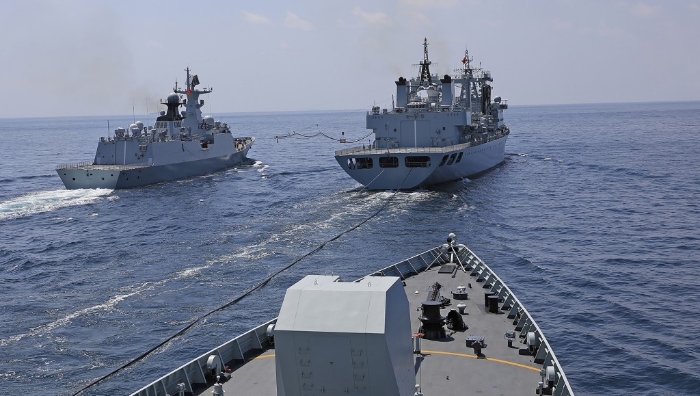 45护航编队在海上补给。