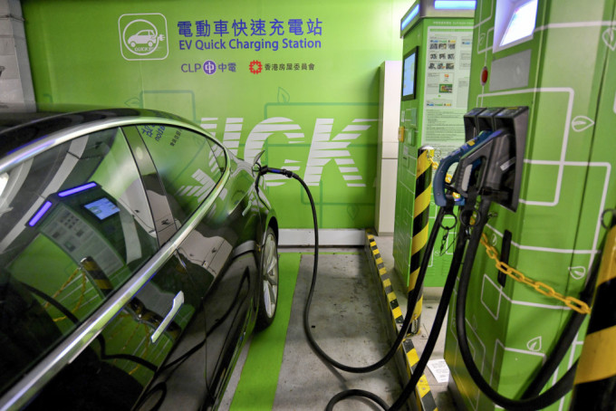 政府目标在2027年中前将香港公共和私人充电停车位的总数提升至约20万个。