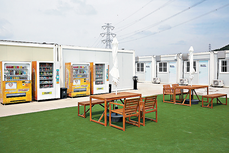 有指承建商正为工人的假日活动而苦恼。