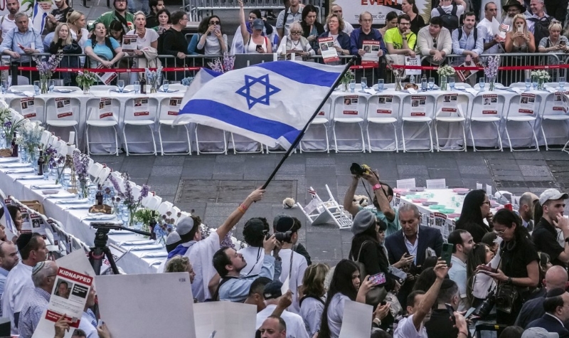 美籍以色列人及他们的支持者在纽约时代广场举行集会，展示被哈马斯挟持的亲友肖像，要求让他们尽快获释。 美联社
