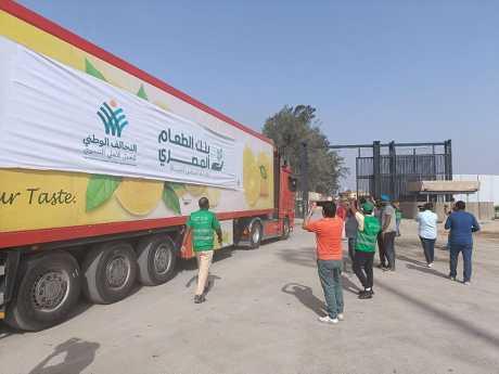 载有人道援助物资的卡车本周初从埃及拉法口岸驶向加沙。路透社