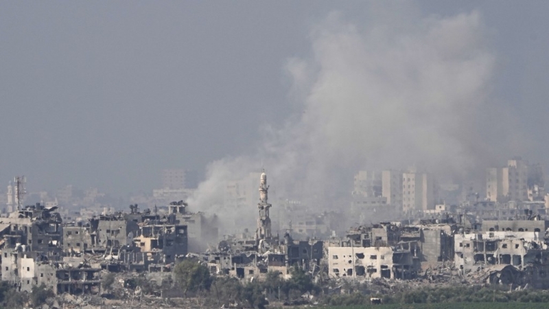 2023年10月28日以色列扩大攻势，加沙走廊受空袭后升起烟雾。