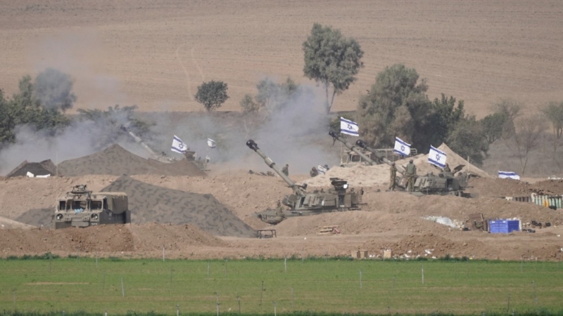 以色列机动炮兵部队在以色列-加沙边境附近就位。