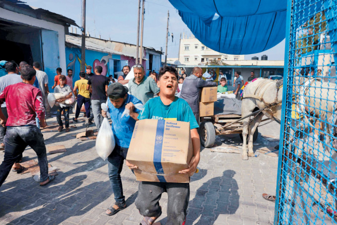 联合国救援机构在加沙地带中南部迪尔巴拉的救援物资仓库，上周六被民众闯入抢夺面粉等物资。