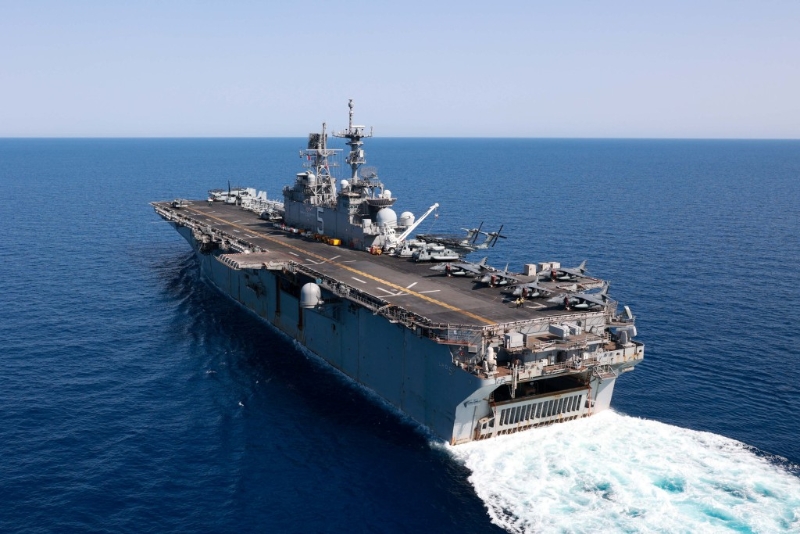 美军两栖攻击舰巴丹号搭载的第26海军陆战队远征支队在中东附近海域执行任务。 路透社