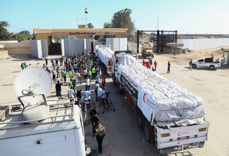 33辆卡车周日经拉法口岸驶入加沙，是自从这轮以巴冲突以来抵达加沙的最大规模运送救援物资车队。 路透社