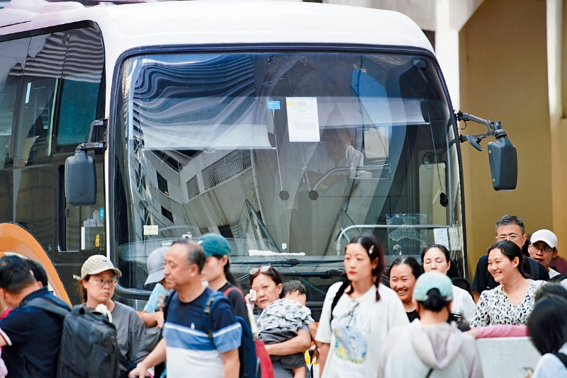 旅客改以自由行方式来港，令旅游巴公司生意大减