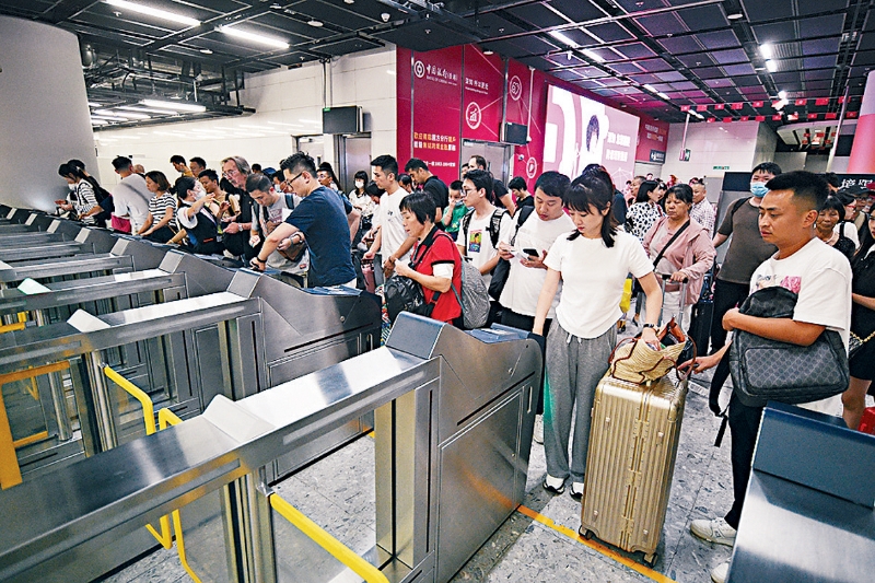 粤港通关后，高铁抢占过境巴士原有的市场。